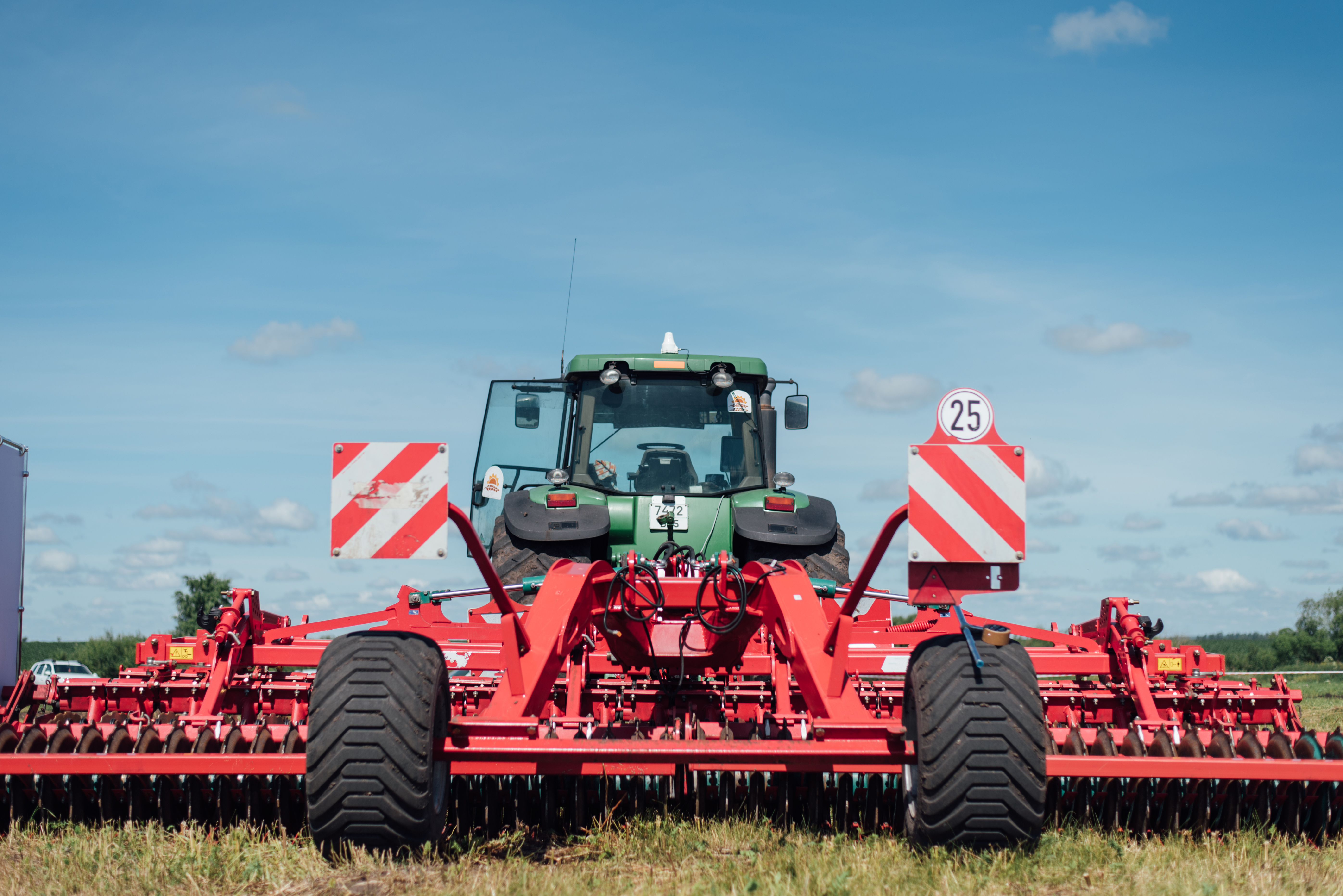 Warntafeln am Traktor